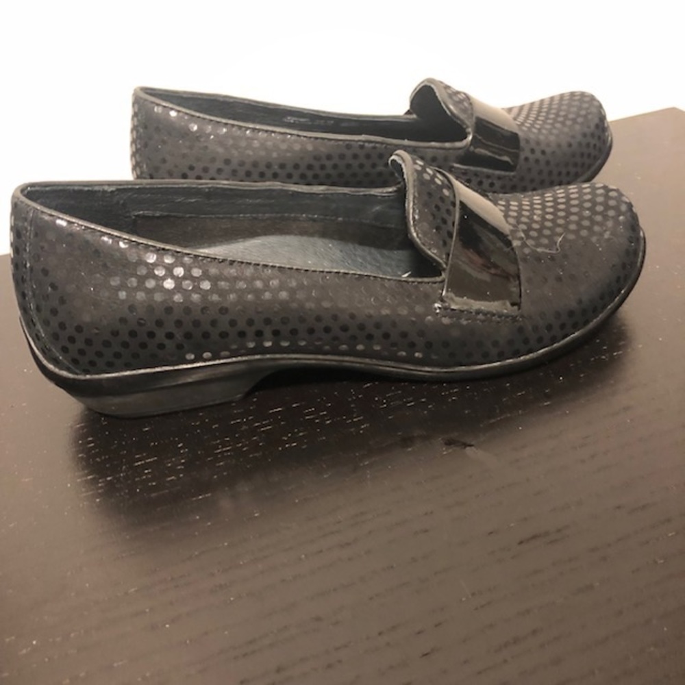 Dansko size 5 ladies flats - Picture 2 of 5